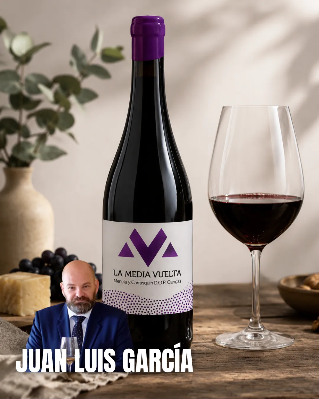 Botella de La Media Vuelta Mencía y Carrasquín de Cangas junto al sumiller Juan Luis García